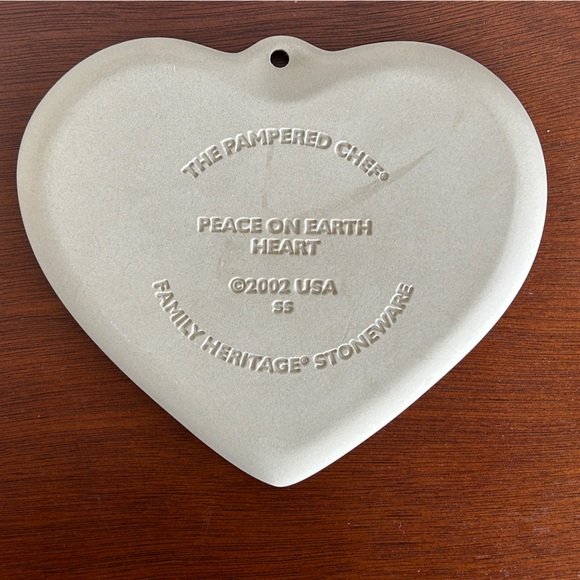 Two Pampered Chef Stoneware Cookie Molds Peace on Earth Heart /Patriotic Heart - Picture 4 of 8